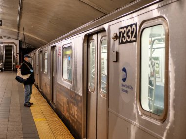 New York, ABD, 24 Mart 2020: Metro istasyonu, Grand Central, New York 'ta treni bekleyen maskeli adam.