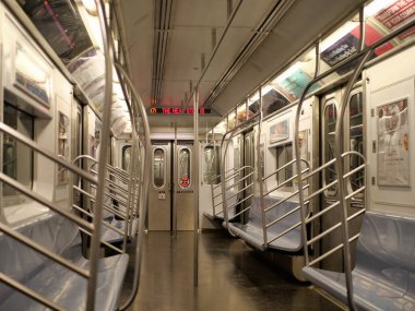 New York, ABD, 24 Mart 2020: Coronavirus salgını, virüs salgını sırasında metro treni tamamen boş