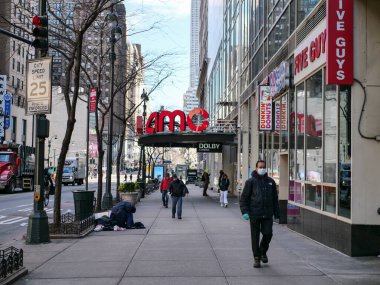 New York, ABD, 24 Mart 2020: New York, Covid19, Coronavirus salgını, evsiz, kapalı amc tiyatrosu, maskeli adam
