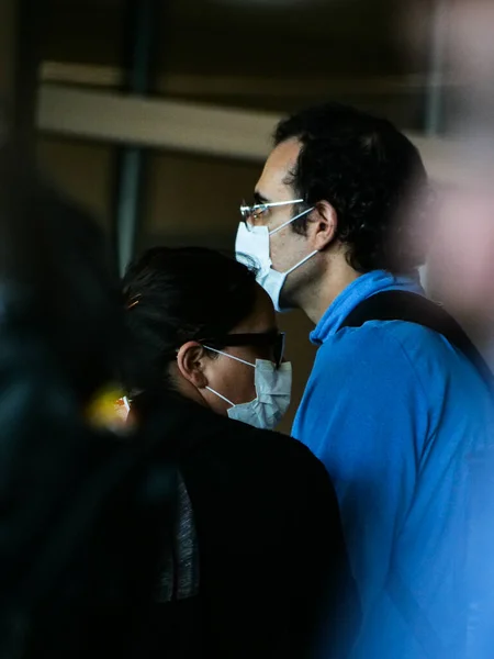 San Jose, Costa Rica 22 marzo 2020: uomo con maschera in attesa dell'aeroporto di San Jose per tornare negli Stati Uniti durante l'epidemia di coronavirus — Foto Stock