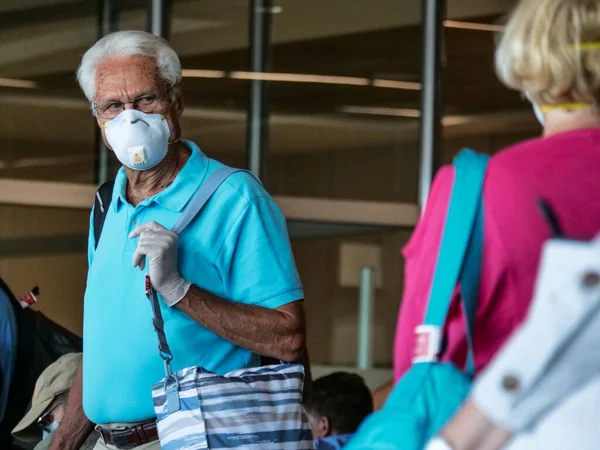 San Jose, Costa Rica 22 marzo 2020: vecchio con maschera all'aeroporto di Costa Rica in cerca di arrabbiato in viaggio di ritorno negli Stati Uniti, ad alto rischio — Foto Stock