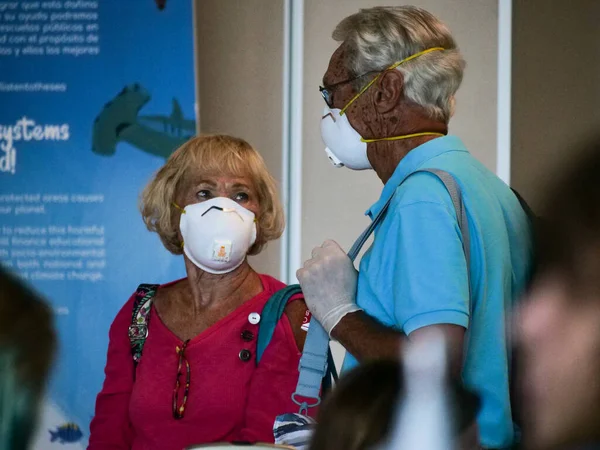 San Jose, Costa Rica 22 marzo 2020: coppia anziana con maschera all'aeroporto di costa rica che torna negli Stati Uniti, ad alto rischio — Foto Stock