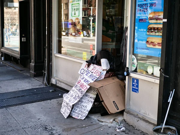 Nova York, Estados Unidos, EUA 24 de março de 2020: pessoas sem-teto doentes na rua durante o surto de coronavírus — Fotografia de Stock