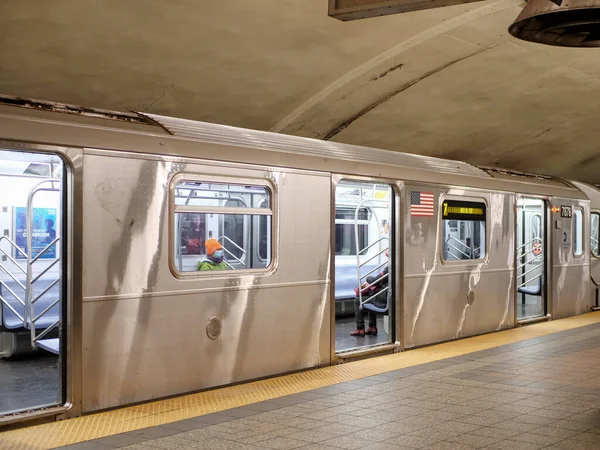 New York, United States, USA March 24, 2020: subway station, grand central, empty, coronavirus, people wearing mask — Stock Photo, Image