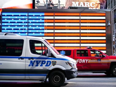 New York, ABD, 24 Mart 2020: Coronavirus salgını sırasında ABD bayrağı önünde heoric NYPD, FDNY polisi ve itfaiyesi