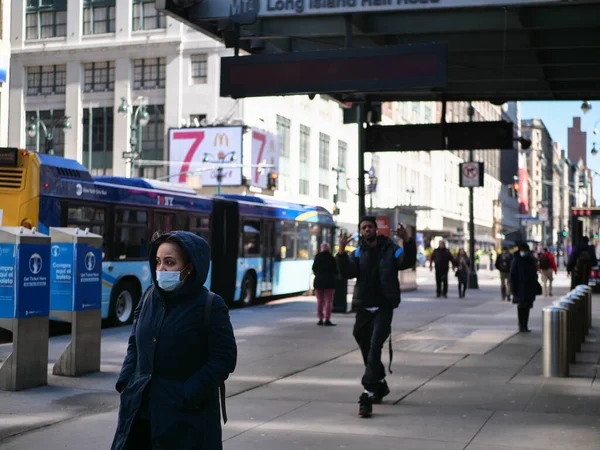 Νέα Υόρκη, Ηνωμένες Πολιτείες, ΗΠΑ 24 Μαρτίου 2020: Οι δρόμοι της Νέας Υόρκης κατά τη διάρκεια της επιδημίας coronavirus το Μάρτιο και τον Απρίλιο, οι άνθρωποι με μάσκα — Φωτογραφία Αρχείου