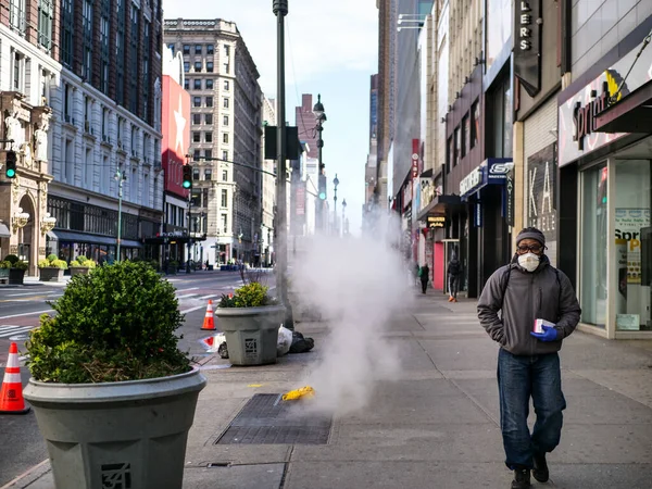 New York, États-Unis, États-Unis 24 mars 2020 : rue caractéristique, typique, emblématique de New York pendant le coronavirus, vapeur, masque, virus, homme afro-américain — Photo