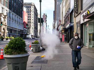 New York, Amerika Birleşik Devletleri, 24 Mart 2020: Coronavirus, buhar, maske, virüs, Afro-Amerikan adam sırasında tipik, tipik, ikonik New York sokağı