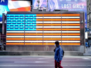 New York, ABD, 24 Mart 2020: Koronavirüs salgını sırasında Times Meydanı 'nda Amerikan bayrağı önünde maskeli Afro-Amerikan bir adamın ikonik resmi