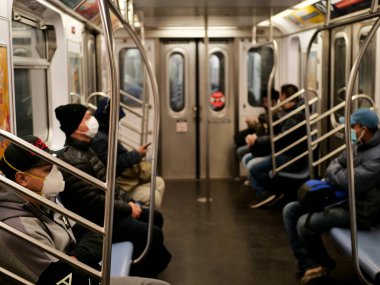 New York, ABD, 24 Mart 2020: Coronavirus salgını sırasında New York metro istasyonunda maskeli insanlar