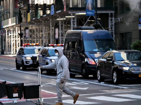 Nova York, Estados Unidos, EUA 26 de março de 2020: homem americano africano com máscara na frente da escolta policial durante a pandemia de coronavírus — Fotografia de Stock