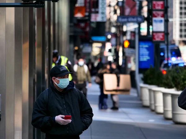 미국 뉴욕, 2020 년 3 월 26 일: 코로나 바이러스 (coronavirus) 가 행진 과 악사 (april) 로 봉쇄되는 동안에 도 뉴 요 르크의 분주 한 거리에서, 배경에서 커플 키스 — 스톡 사진