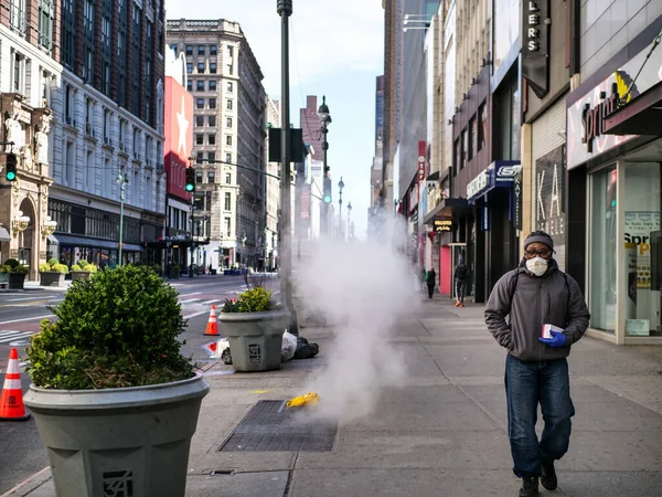 Nova York, Estados Unidos, EUA 24 de março de 2020: característico, típico, icônico New York Street durante coronavírus, vapor, máscara, vírus, homem americano africano Fotos De Bancos De Imagens