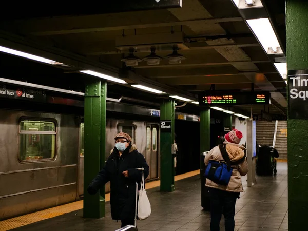 Nova York, Estados Unidos, EUA 24 de março de 2020: metrô de rua vazio 42 vezes quadrado durante coronavírus, covid19 surto Fotos De Bancos De Imagens Sem Royalties