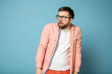 Gözlüklü ürkek sakallı adam heyecandan ağzını açtı ve endişeyle yan tarafa baktı..