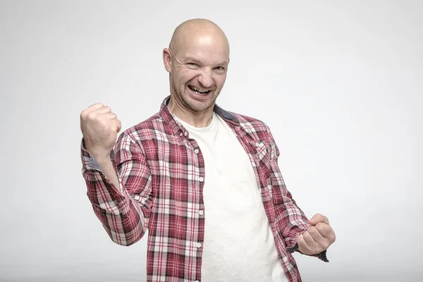 Contentado, homem sorridente está feliz com a vitória e sucesso, e mostra um punho apertado com um gesto de mão. Sim, fui eu. . — Fotografia de Stock