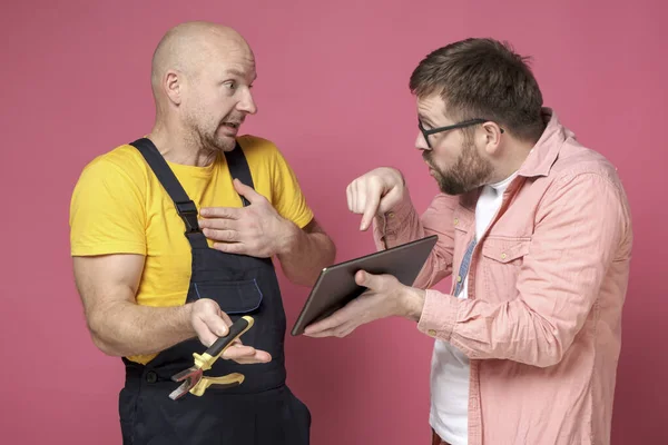 Ontevreden klant geeft aan de werknemer zijn fouten, de professional maakt excuses en onschuldig haalt. — Stockfoto