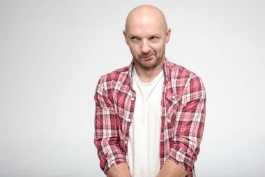 Kel adam suçlu. Utangaçlıktan ve utançtan uzak duruyor. Boşluğu kopyala.