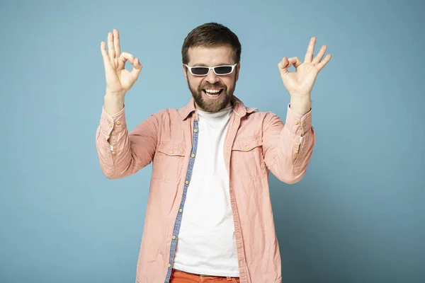 Happy bearded man in sunglasses shows ok gesture and smiles broadly. — 스톡 사진
