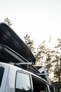 Aracın çatısındaki geniş bagaj ya da kargo kutusunu aç..