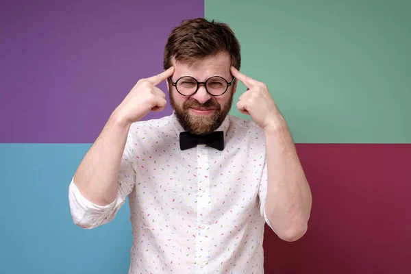 Barbudo hombre en gafas redondas está tratando de recordar algo, que está tratando muy duro para reunir sus pensamientos . — Foto de Stock