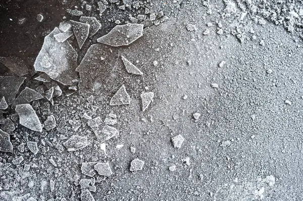 Trozos de hielo y escarcha en el asfalto congelado, en un día frío de invierno. Antecedentes Textura. Fondo de pantalla. Vista superior . —  Fotos de Stock