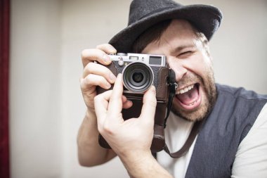 Pozitif fotoğrafçı, keçeli şapkalı, kamerada fotokopi alanı olan bir fotoğraf çeker..