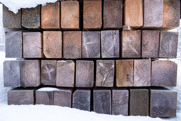 Складывающаяся деревянная древесина, покрытая инеем и снегом, в деревенском дворе, в морозный зимний день . — стоковое фото