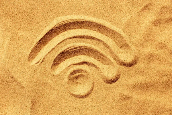 Wifi-Schild ist auf gelben Sand gemalt, am Strand, an einem sonnigen Sommertag. Ansicht von oben. Hintergrund. — Stockfoto