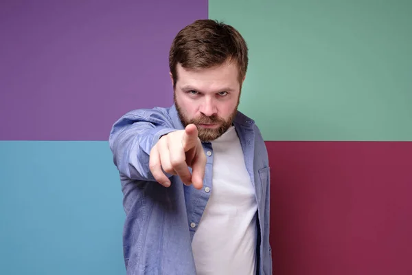 Baard man met een strenge blik, maakt een stop gebaar met zijn wijsvinger en probeert iemand te kalmeren. — Stockfoto