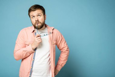 Dalgın Kafkasyalı bardakları ağzında tutuyor, kafasını kaldırıyor ve bir şeyler hatırlamaya çalışıyor. Boşluğu kopyala.