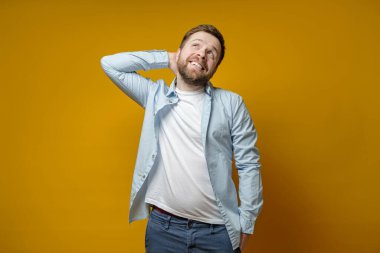 Mutlu, aşık, beyaz sakallı adam gülümsüyor ve hayali bir şekilde yukarı bakıyor, el ele tutuşuyor..