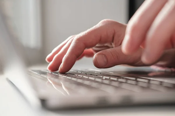 Finger weiblicher Hände drücken die Tasten eines Aluminium-Laptops Ultrabook Nahaufnahme mit geringer Schärfentiefe — Stockfoto