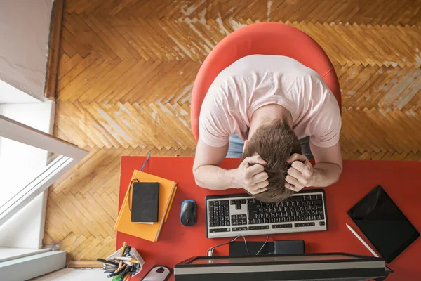 Människan arbetar på distans hemma på en dator och upplever stress. Begreppet självisolering under en pandemi. Modern livsstil. — Stockfoto