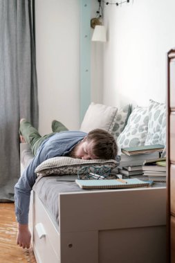 Öğrenci uzaktan öğrenme sırasında kanepede uyuyakaldı. Karantina sırasındaki çevrimiçi eğitim kavramı.