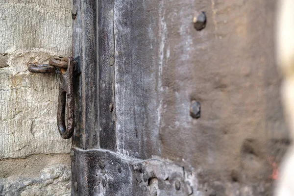 Мощные, кованые крепежи для замка на старой железной двери . — стоковое фото