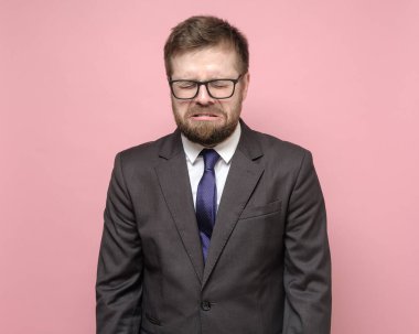 Gözlüklü ve takım elbiseli beyaz bir adam hıçkıra hıçkıra ağlıyor, üzgün ve stres yaşıyor. Psikolojik sağlık kavramı.