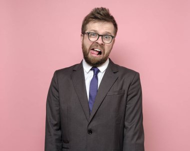 Gözlüklü, takım elbiseli, ağzı açık ve yüzünde garip bir ifade olan çılgın bir adam. Stres ve akıl sağlığı kavramı.