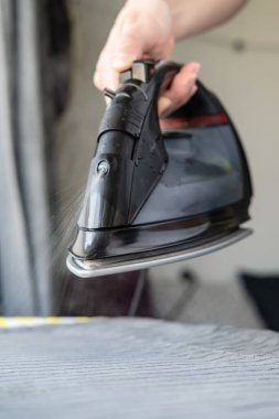 Suyun daha iyi ütülenmesi için püskürtüldüğü özel bir demiri olan kadın eli..