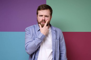 Şüpheli bakışlı, çekici ve sakallı bir adam el ele tutuşuyor..