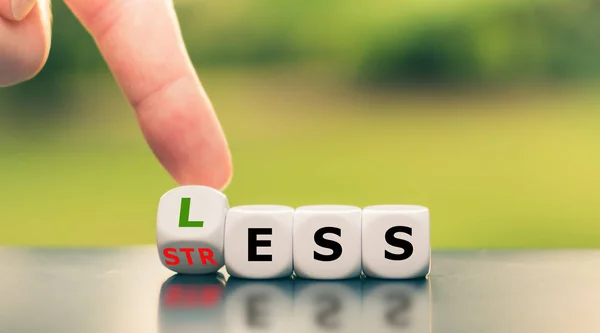 Minder stress of stressvrij zijn. Hand draait een kubus en c — Stockfoto