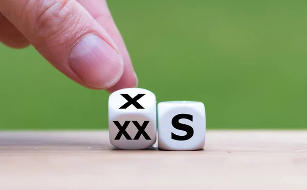 Ganando concepto de peso. La mano gira un dado y cambia los expres — Foto de Stock