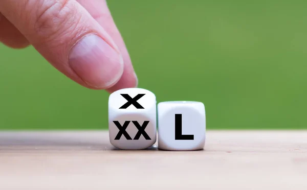 Reducción del concepto de peso. La mano gira un dado y cambia el expre — Foto de Stock