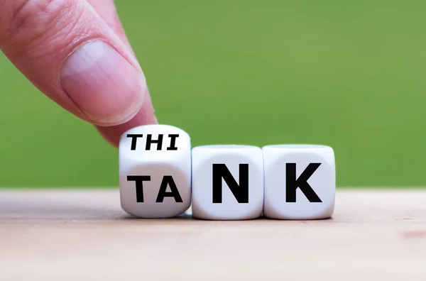 Think-Tank-Konzept. Würfel bilden den Ausdruck "Thinktank"". — Stockfoto