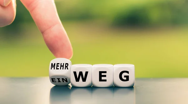Kockára teszi a kezét, és megváltoztatja a német "Einweg" szót ("single — Stock Fotó