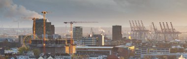 Gün batımında Hamburg 'un panoramik görüntüsü.