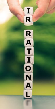 El iki zar kaldırır ve 