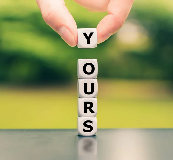Hand legt einen Würfel auf einen Stapel und ändert das Wort "unser" zu "yo" — Stockfoto