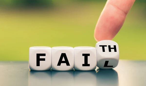Hand dreht einen Würfel und ändert den Ausdruck "Scheitern" in "Glauben"", — Stockfoto