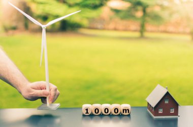 Rüzgar türbinleri arasında 1000 metrelik minimum boşluk simgesi.